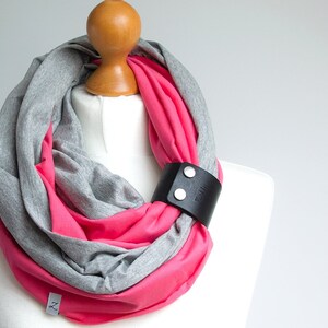 Foulard rond avec revers, écharpe printanière, écharpe tendance, écharpe rose avec revers noir, idées cadeaux, cadeau pour elle, écharpe tshirt image 2