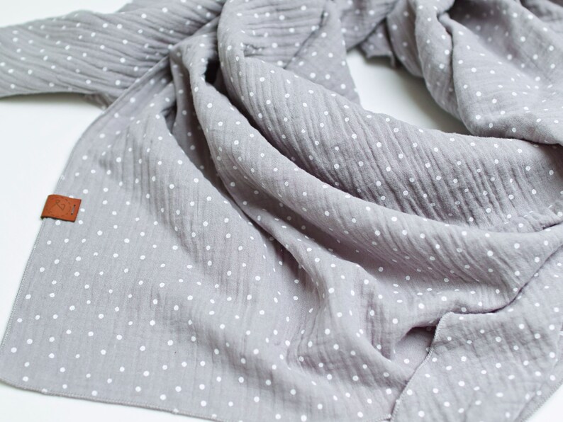 Foulard triangle doux, enveloppement châle coton pour femme, foulard triangle wrpa pour femme, foulard coton couleur grise, foulard à pois image 5