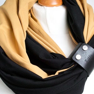 Zwarte sjaal met leer manchet, vrouwensjaal, maniersjaal, gift voor haar, mum gift, gift kleding afbeelding 3