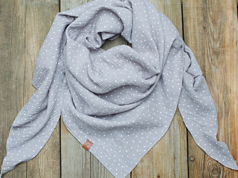 Foulard triangle doux, enveloppement châle coton pour femme, foulard triangle wrpa pour femme, foulard coton couleur grise, foulard à pois image 3