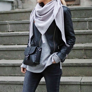 Foulard triangle doux, enveloppement châle coton pour femme, foulard triangle wrpa pour femme, foulard coton couleur grise, foulard à pois image 2