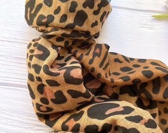Brauner Schal mit Animal Print // Winter Accessoires // Brauner Schal mit Leopardenmuster // Etsy UK Shop // Animal Skin Print // Secret Santa Gift