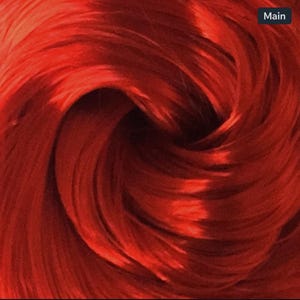 Może przedstawiać: Zbliżenie na głęboki czerwony, jedwabisty materiał. Materiał jest skręcony i złożony, tworząc wirujący wzór.