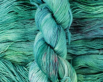 Bee Balm - 100% organic merino single ply fingering yarn, Eco Merino Light, green pink speckled sock yarn