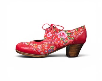 Flamenco Shoes Professionals gloednieuwe Txell ARTEFYL rode leren schoenen met bloemenprint, kies je maat.