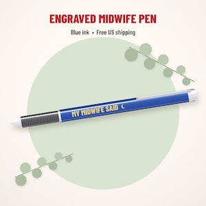 Pode incluir: Uma caneta esferográfica azul com clipe prateado e zona de aderência preta texturizada. O corpo está gravado com o texto dourado "MY MIDWIFE SAID" seguido por um pequeno símbolo de lua crescente. A caneta é apresentada num círculo verde claro.