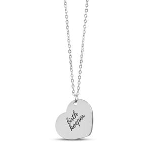 Pu&ograve; includere: Una collana color argento con un ciondolo a forma di cuore. Il ciondolo &egrave; inciso con il testo in corsivo nero 'birth keeper' con un orientamento inclinato. Il ciondolo pende da una delicata catena a maglie sottili color argento.