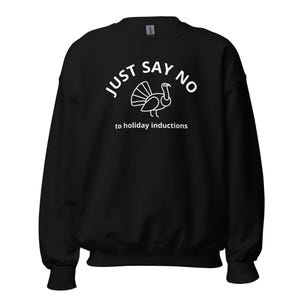 Puede incluir: Una sudadera negra de manga larga con un gráfico blanco de un pavo en el centro. Sobre el pavo, el texto dice JUST SAY NO en un arco blanco, y debajo del pavo, el texto dice to holiday inductions en letras de color blanco.