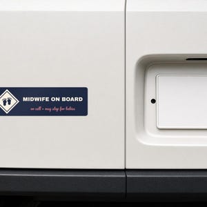 Puede incluir: Una pegatina rectangular de color azul oscuro para el parachoques del coche con un icono de diamante blanco que contiene dos huellas de bebé. El texto dice MIDWIFE ON BOARD en mayúsculas blancas, con on call • may stop for babies.