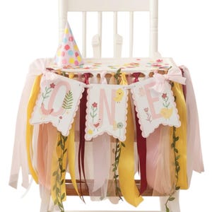 Guirnalda de fiesta hecha a mano para el primer cumpleaños de un pollito en tu silla alta.