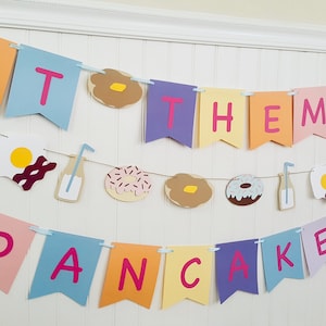 Pancarta de panqueques. Letrero de fiesta de cumpleaños con desayuno. Cumpleaños de pijamada. Pancarta con comida para el desayuno.