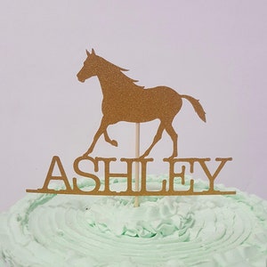 Cake Topper a forma di cavallo. Decorazione per torta personalizzata con nome. Decorazione per festa a tema cavallo. Colori personalizzati.