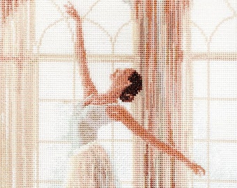 Pode incluir: Uma bailarina em um tutu branco e sapatilhas de ponta dança na frente de uma janela com cortinas transparentes. A bailarina está esticando os braços em direção à janela.