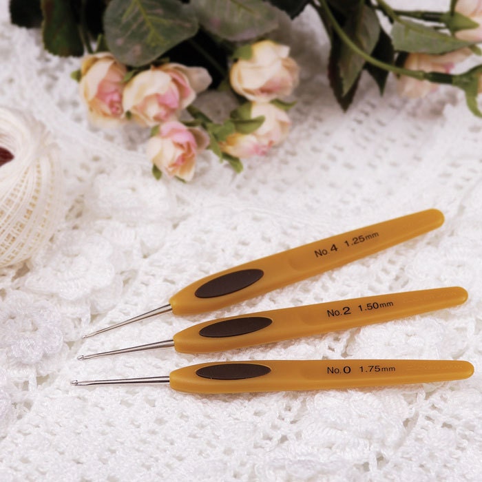 Clover Amour Steel Crochet Hooks. Comfort Grip Handle. for Lace