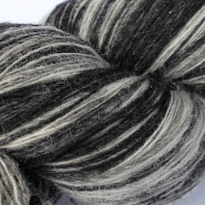 KAUNI Estnisches Künstlerisches Wollgarn Schwarz Weiß 8/1 Farbverlauf Wollgarn Laceweight Art Wollgarn zum Stricken, Häkeln