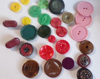 Vintage Buttons, Bakelite, Celluloid and Plastic Lot of 25 Buttons, Various Sizes, 1940's to 1960's