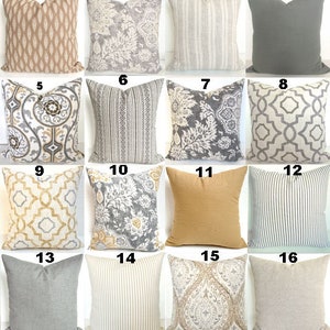 Può includere: Un set di 16 cuscini decorativi in ​​diversi motivi e colori, tra cui grigio, beige, marrone e giallo. I cuscini sono disposti in una griglia, con ogni cuscino numerato.