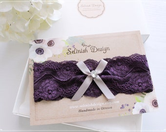 Liga de novia de encaje morado: Liga de boda con diamantes de imitación y lazo plateado