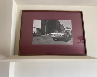 Mercedes Benz di Berlino: stampa fotografica in bianco e nero incorniciata.