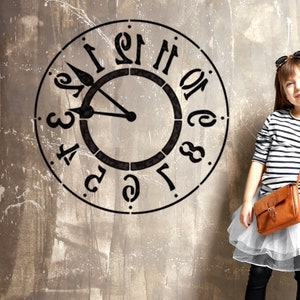 Peut inclure: Un pochoir d'horloge noir et blanc avec des chiffres romains sur un mur texturé gris. Une jeune personne se tient à droite de l'horloge vêtue d'une chemise rayée, d'une jupe en tulle blanche et d'un sac en cuir marron.