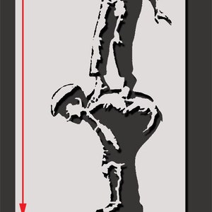 Puede incluir: Dise&ntilde;o de plantilla en blanco y negro de dos figuras, una de pie sobre los hombros de la otra, sosteniendo una lata de aerosol y un cartel que dice "Graffiti is a crime". La plantilla est&aacute; disponible en cuatro tama&ntilde;os: 21,6 x 53,3 cm, 30,5 x 80 cm, 45,7 x 119,4 cm y 78,7 x 195,6 cm.