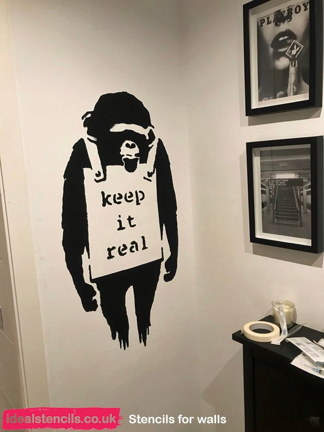 BANKSY MONKEY STENCIL 本物の猿、グラフィティスタイルの壁画 BANKSY MONKEY STENCIL 本物の猿、グラフィティスタイルの壁画