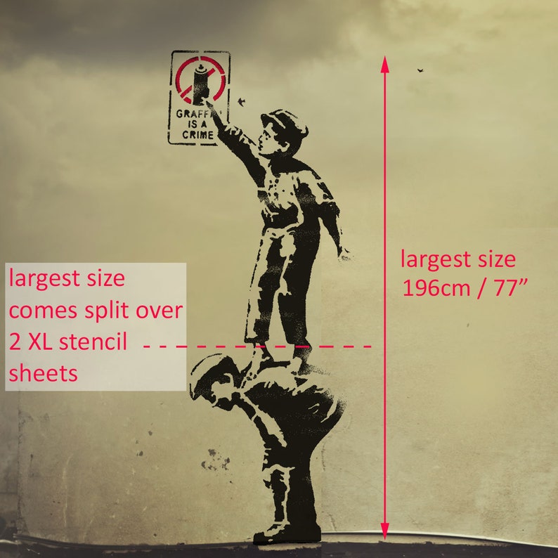Puede incluir: Arte de est&eacute;ncil en blanco y negro de dos ni&ntilde;os, uno de pie sobre los hombros del otro, sosteniendo una lata de aerosol. El letrero que est&aacute; encima de ellos dice "Graffiti is a crime". El est&eacute;ncil mide 196 cm de alto y viene en dos hojas XL.