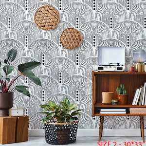 Peut inclure: Papier peint géométrique noir et blanc avec un motif répétitif d'arches et de points. Le papier peint est présenté dans une pièce avec un tourne-disque, une plante et une étagère. TAILLE 2 - 30*33"