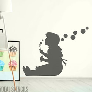Pochoir mural fille Banksy avec bulles : grand art déco urbain