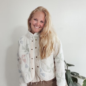 Quilt Jacket  - Size Small - Hand stitched vintage Quilt - Gift - Floral - Coat -Snaps