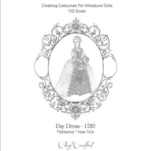 Puede incluir: Ilustración en blanco y negro de una mujer con un vestido de época, enmarcada por un borde ovalado ornamentado. El texto "a la mode" y "Creating Costumes For Miniature Dolls" están en la parte superior. El texto "Day Dress - 1780" y "Patterns * How To's" están en la parte inferior.