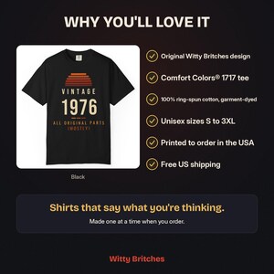 K&ouml;nnte beinhalten: Ein schwarzes Kurzarm-T-Shirt mit einer Grafik eines Sonnenuntergangs &uuml;ber dem Text VINTAGE 1976 ALL ORIGINAL PARTS (MOSTLY). Das T-Shirt wird neben einer Liste von Produktmerkmalen angezeigt, darunter Comfort Colors 1717 und 100% Baumwolle.