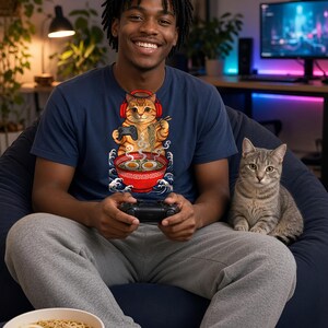 Camiseta de gato gamer comiendo ramen, camiseta kawaii de gato comiendo ramen, camiseta de gato estilo ola japonesa, regalo divertido para amantes de los videojuegos, camiseta de gato estilo anime imagen 3