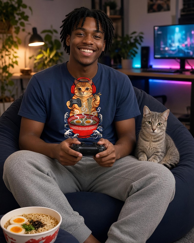 Camiseta de gato gamer comiendo ramen, camiseta kawaii de gato comiendo ramen, camiseta de gato estilo ola japonesa, regalo divertido para amantes de los videojuegos, camiseta de gato estilo anime imagen 3