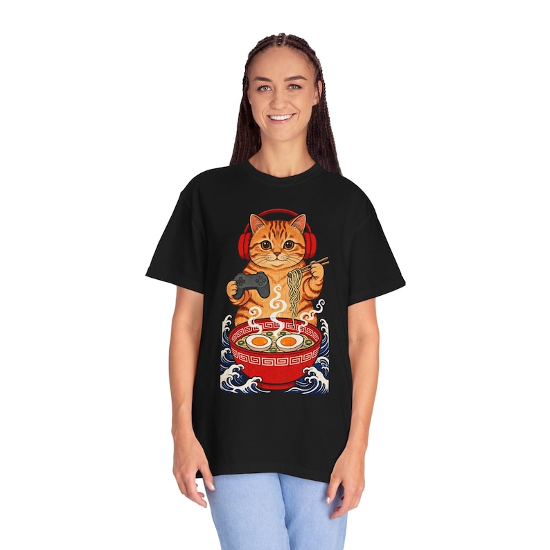 Camiseta de gato gamer comiendo ramen, camiseta kawaii de gato comiendo ramen, camiseta de gato estilo ola japonesa, regalo divertido para amantes de los videojuegos, camiseta de gato estilo anime imagen 4