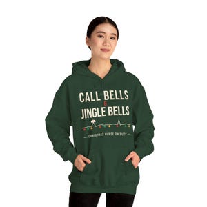 Bluza z kapturem dla pielęgniarki świątecznej, bluza z kapturem z dzwonkami i dzwonkami, zabawny prezent świąteczny dla pielęgniarki, bluza z kapturem dla pielęgniarki na zmianę świąteczną zdjęcie 4