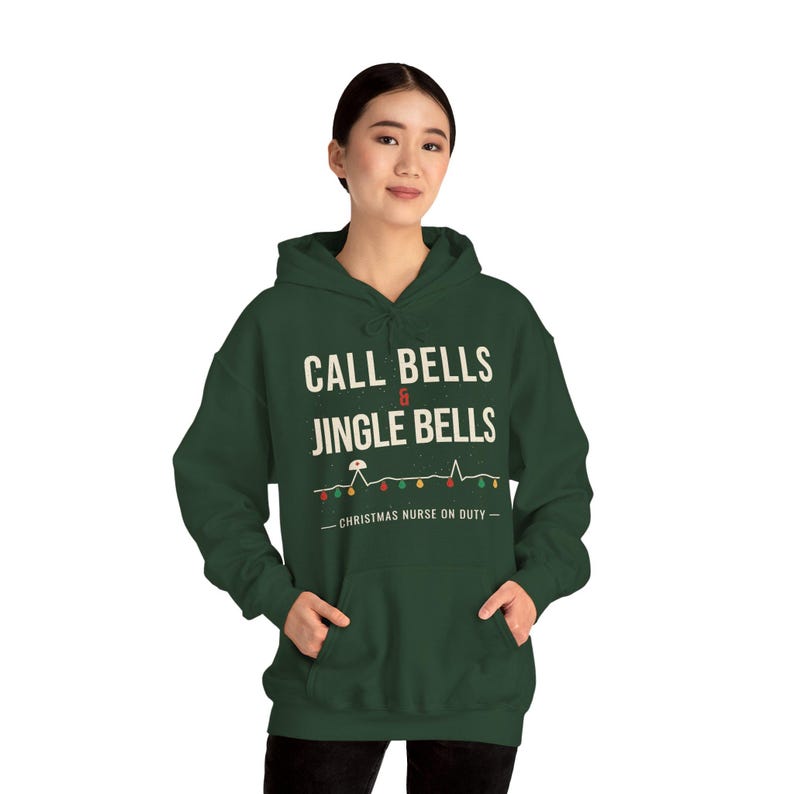 Bluza z kapturem dla pielęgniarki świątecznej, bluza z kapturem z dzwonkami i dzwonkami, zabawny prezent świąteczny dla pielęgniarki, bluza z kapturem dla pielęgniarki na zmianę świąteczną zdjęcie 4