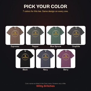 K&ouml;nnte beinhalten: Sieben kurz&auml;rmelige T-Shirts in den Farben Espresso, Pepper, Blue Spruce, Graphite, Black, Navy und Berry. Jedes T-Shirt zeigt eine kreisf&ouml;rmige Grafik mit einer Hundesilhouette und dem Text PICK YOUR COLOR, 7 colors for this tee.