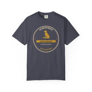 K&ouml;nnte beinhalten: Ein anthrazitfarbenes Kurzarm-T-Shirt mit einer kreisf&ouml;rmigen Grafik, die die Silhouette eines Golden Retrievers zeigt. Der Text lautet GOLDEN RETRIEVER, THERAPY DEPARTMENT, NO APPOINTMENT NECESSARY und WALK-INS WELCOME in Beige und Wei&szlig;.