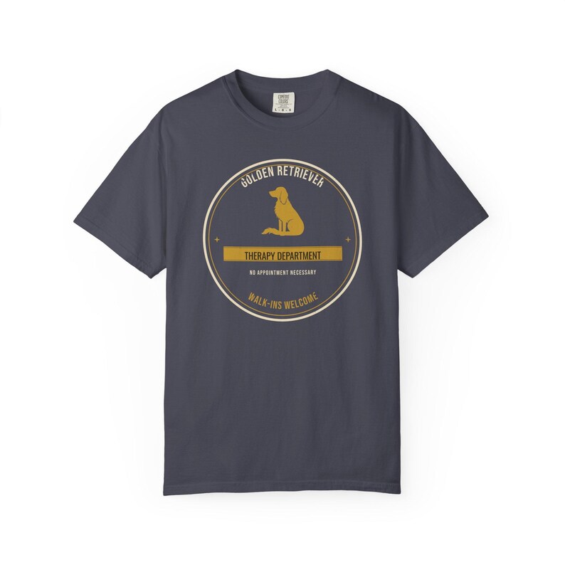 K&ouml;nnte beinhalten: Ein anthrazitfarbenes Kurzarm-T-Shirt mit einer kreisf&ouml;rmigen Grafik, die die Silhouette eines Golden Retrievers zeigt. Der Text lautet GOLDEN RETRIEVER, THERAPY DEPARTMENT, NO APPOINTMENT NECESSARY und WALK-INS WELCOME in Beige und Wei&szlig;.