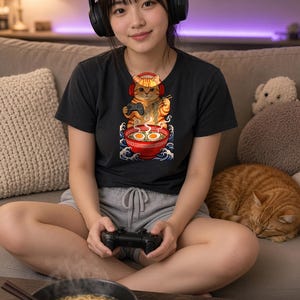 Camiseta de gato gamer comiendo ramen, camiseta kawaii de gato comiendo ramen, camiseta de gato estilo ola japonesa, regalo divertido para amantes de los videojuegos, camiseta de gato estilo anime imagen 2