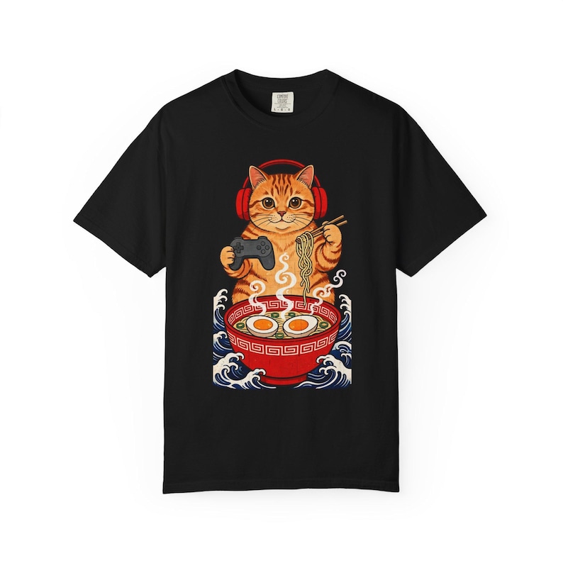 Camiseta de gato gamer comiendo ramen, camiseta kawaii de gato comiendo ramen, camiseta de gato estilo ola japonesa, regalo divertido para amantes de los videojuegos, camiseta de gato estilo anime imagen 1