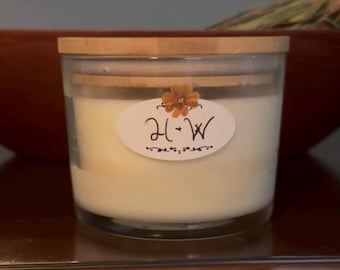 Candela profumata Jar-Scape da 340 g (12 oz) a 3 stoppini, disponibile in una varietà di fragranze esclusive.