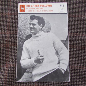 以下が含まれることがあります： ダブルニッティングの「HIS or HER PULLOVER」と題されたヴィンテージ編み物パターン。パターンには、バスト81〜107cmのサイズが含まれています。画像は、白いタートルネックセーターを着てパイプを持っている男性を示しています。