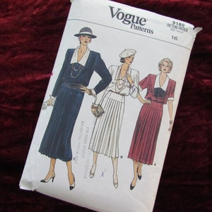 Puede incluir: Un sobre de patrones Vogue vintage con ilustraciones de mujeres con faldas plisadas y chaquetas. El sobre es blanco con el logo de Vogue y el número de patrón 9189, talla 16.