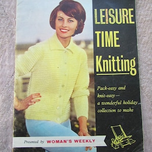 Puede incluir: Un folleto de patrones de tejido de punto vintage con una mujer que lleva un cárdigan amarillo en la portada. El texto de la portada dice "Leisure Time Knitting" y "Pack-easy and knit-easy - a wonderful holiday collection to make". El folleto es presentado por Woman's Weekly.