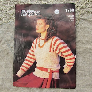 以下が含まれることがあります： ストライプのプルオーバーセーターの編み図。パターンはフォンタナ、番号1788、8プライの糸用。パターンは76〜90cmのサイズ用です。