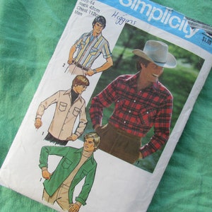 Puede incluir: Patrón de costura Simplicity vintage para camisas de hombre. El patrón presenta ilustraciones de varios estilos de camisas, incluyendo una camisa a cuadros con botones, una camisa a rayas de manga corta y camisas de color sólido. Medidas: Cuello 42cm, Pecho 112cm.