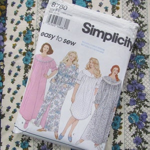 Puede incluir: Patrón de costura Simplicity número 8780 para camisones de mujer. El patrón incluye cuatro estilos diferentes, todos con estampado floral. El patrón está etiquetado como "fácil de coser".