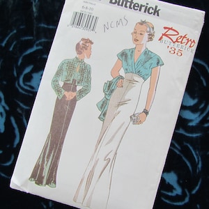 Puede incluir: Patrón de costura vintage para un vestido y una blusa. El patrón es de la década de 1930 y presenta a una mujer con un vestido blanco y una blusa azul y a una mujer con una blusa verde y pantalones negros. El patrón está etiquetado como "Retro Butterick '35" y "NCM's".